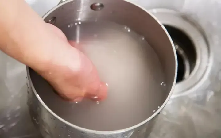 Cách nấu cơm chắt nước giúp giảm lượng tinh bột và tốt cho sức khỏe