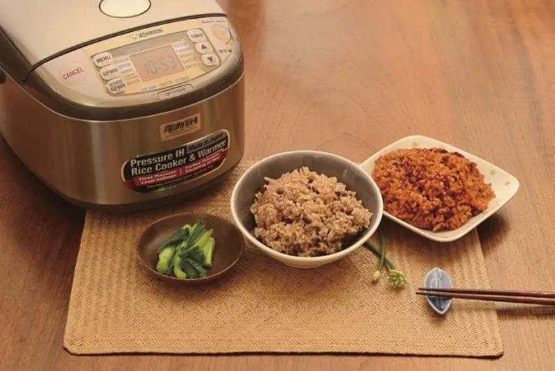 Nấu cơm gạo lứt bằng nồi cơm điện