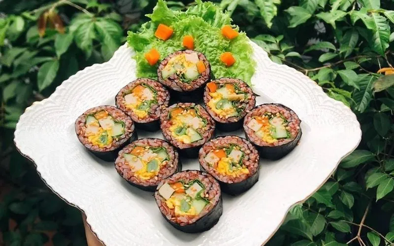 Cơm cuộn từ gạo lứt