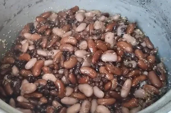 Trộn đường vào đậu sau khi hầm giúp hạt đậu ngọt sâu và bóng đẹp