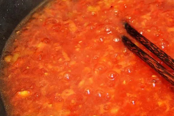 Xào cà chua làm nền cho lagu bò