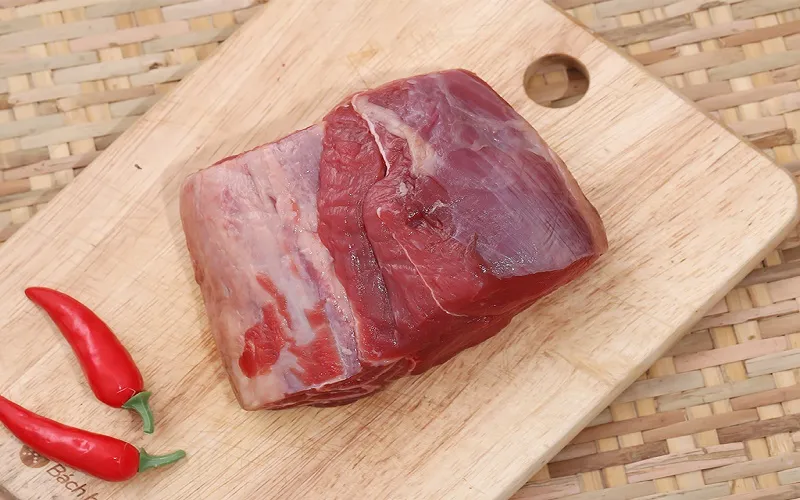 Thịt bắp bò ngon phải có màu đỏ tươi, thớ thịt nhỏ, mỡ bò màu vàng nhạt.