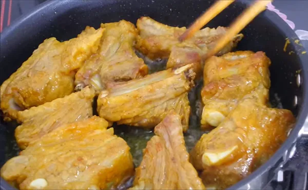 Chiên sơ sườn non trước khi hầm lagu để khóa độ ngọt của thịt