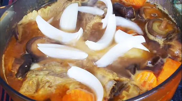 Hầm lagu sườn non nước dừa trên lửa nhỏ để sườn mềm, nước dùng sánh