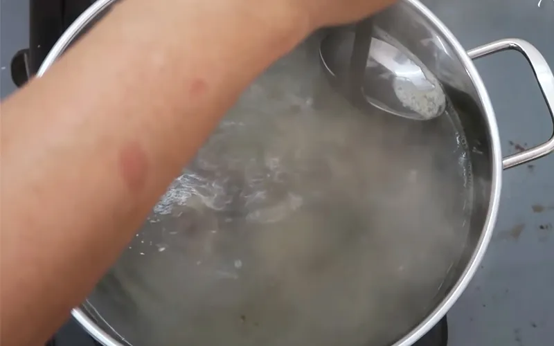 Quá trình ninh xương bò để lấy nước dùng trong và ngọt thanh