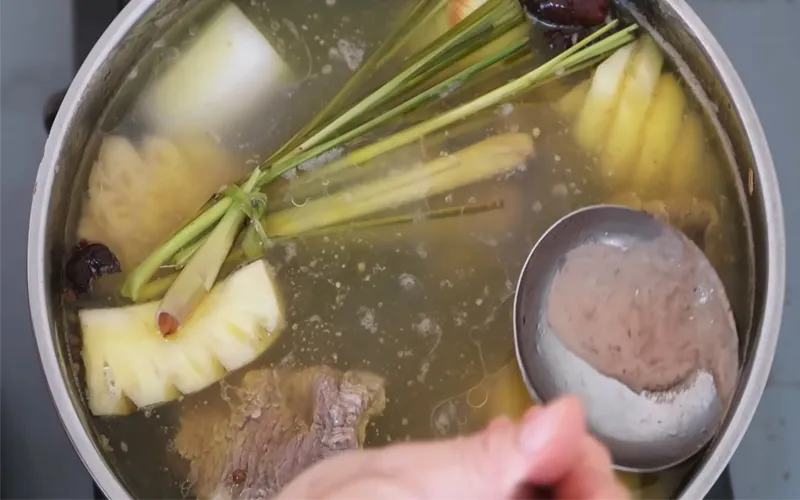 Nấu nước lẩu bò với các loại gia vị thảo mộc như quế, hồi và gừng