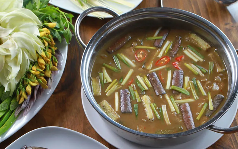 Lẩu mắm cá linh đậm đà hương vị miền Tây