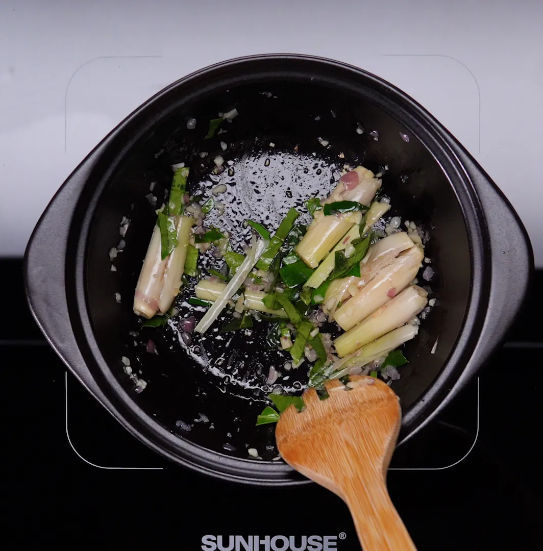 Nước súp lẩu Thái trong vàng hấp dẫn