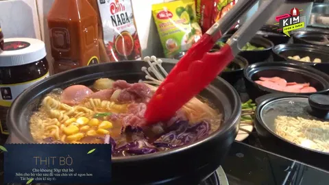 Cận cảnh tô mì cay đầy đủ topping vô cùng hấp dẫn