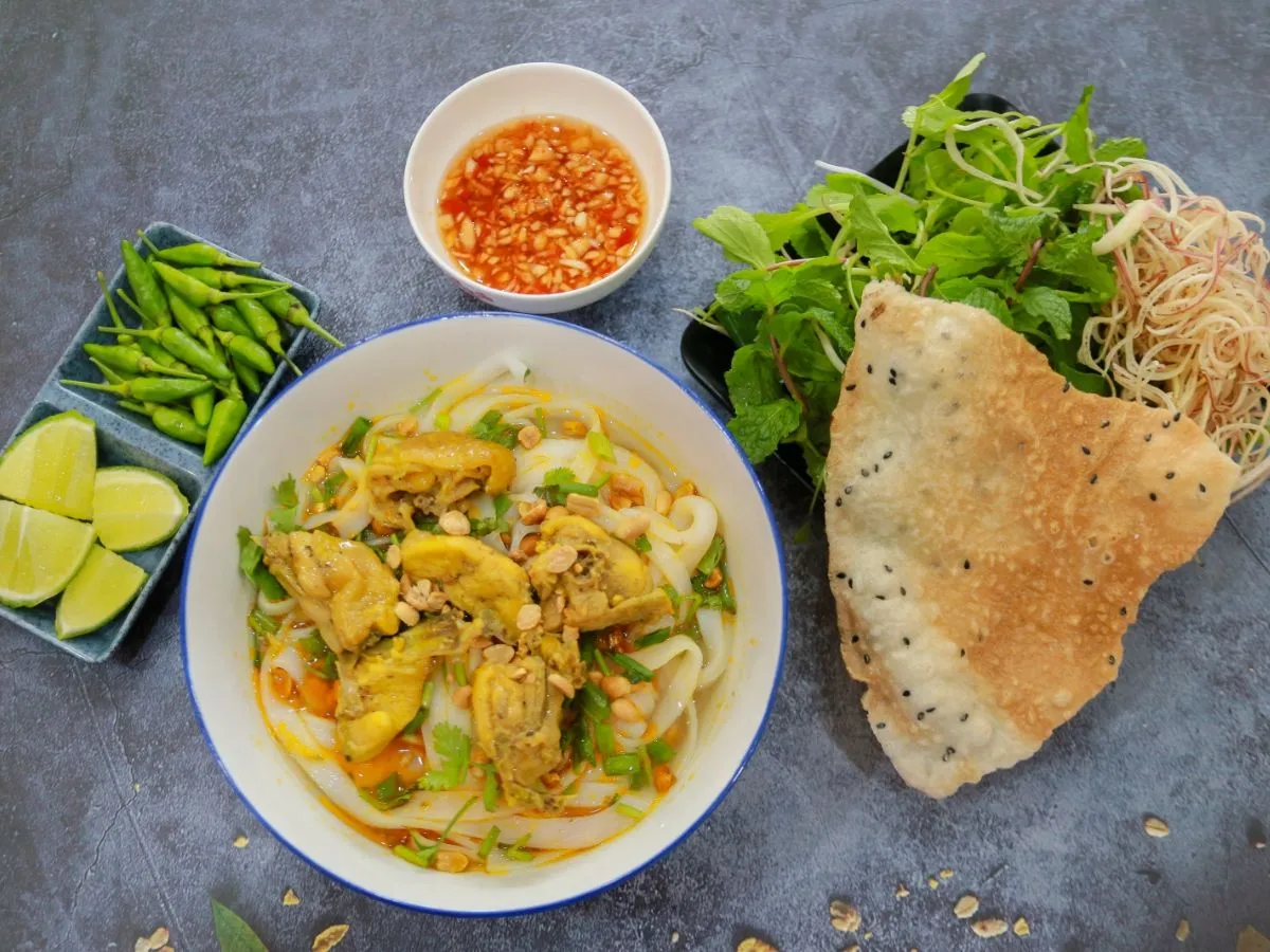 Nguyên liệu tươi ngon làm nên bát mì quảng gà chuẩn vị Đà Nẵng