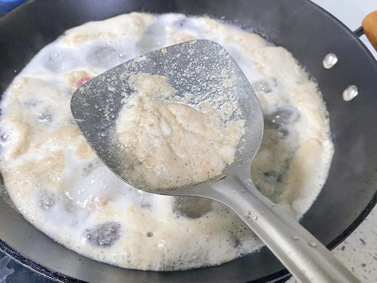 Vớt bọt thường xuyên giúp nước dùng mì quảng trong và đẹp mắt hơn