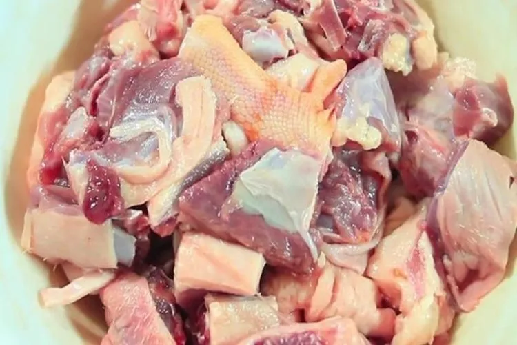 Sơ chế thịt vịt sạch sẽ