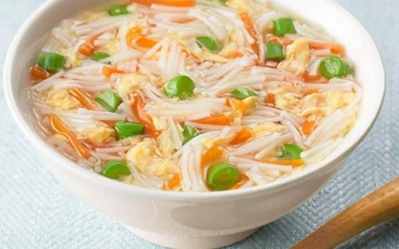 Cách nấu mì somen thịt gà băm nhỏ giàu protein cho bé