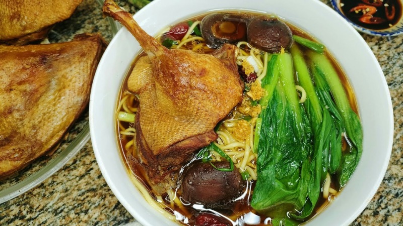 Cách Nấu Mì Vịt Tiềm Bằng Vịt Quay Thơm Ngon Chuẩn Vị Tại Nhà