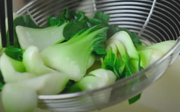 Luộc rau cải thìa ăn kèm với mì vịt tiềm