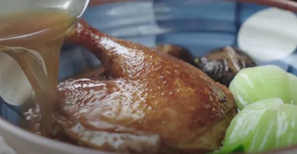 Hoàn thành tô mì vịt tiềm thơm ngon tại nhà