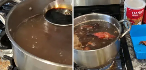 Nấu nước dùng và hầm vịt quay cho món mì vịt tiềm