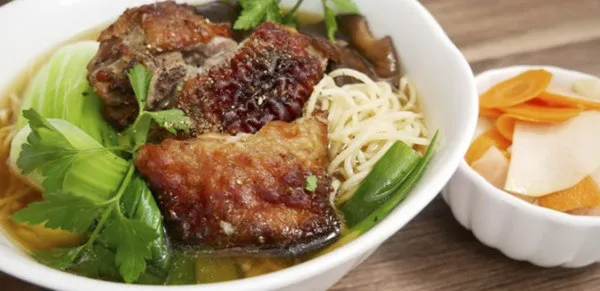 Món mì vịt tiềm làm từ vịt quay