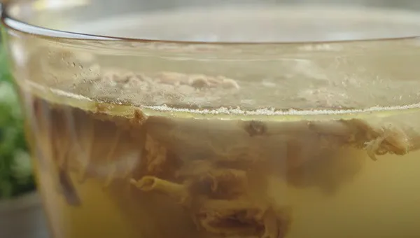 Chuẩn bị nước hầm xương heo cho món mì vịt tiềm