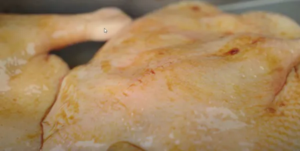 Ướp thịt vịt với hắc xì dầu trước khi chế biến món mì vịt tiềm