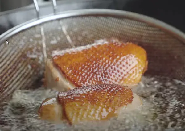 Chiên sơ thịt vịt giúp món mì vịt tiềm giữ được vị ngọt