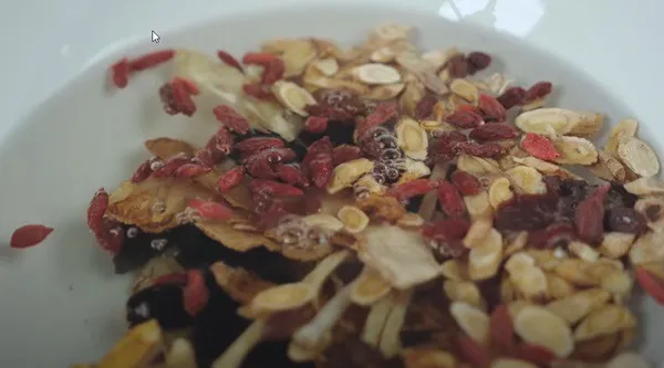 Sơ chế các loại thảo dược, thuốc bắc để hầm mì vịt tiềm