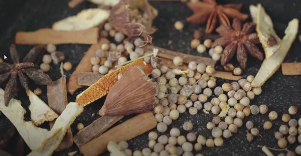 Rang thơm hương liệu giúp tăng mùi vị món mì vịt tiềm chuẩn