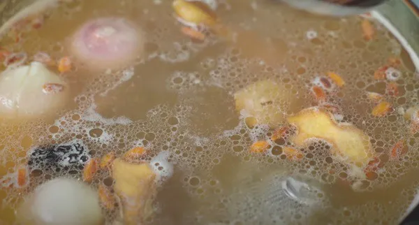 Hầm thịt vịt và thảo dược để có tô mì vịt tiềm thơm ngon