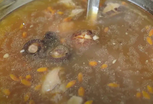 Phần vịt tiềm hoàn thành sẵn sàng cho món mì