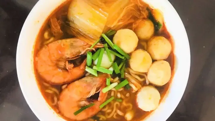 Hướng dẫn cách nấu mì yeul cay chuẩn vị Hàn Quốc với nguyên liệu tươi ngon