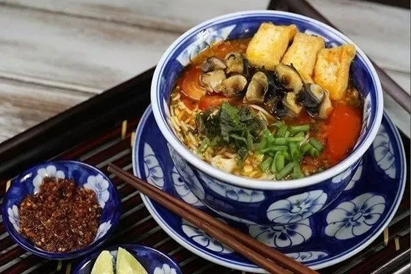 Cảnh quan hấp dẫn của món bún ốc Hà Nội với thịt ốc dai giòn và đậu phụ béo ngậy