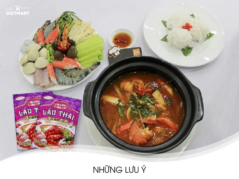 Thành phẩm nồi lẩu Thái hấp dẫn với màu sắc rực rỡ và hương thơm nồng nàn