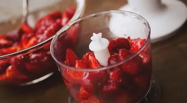 Lựa chọn dâu tây tươi ngon, đỏ mọng để áp dụng cách nấu mứt dâu tây