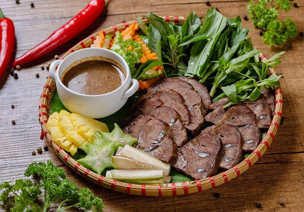 Nạm bò luộc thái lát mỏng, chấm mắm gừng cay nồng