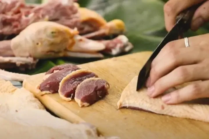 Hình ảnh các loại gia vị riềng, sả, mẻ, mắm tôm chuẩn bị cho món cách nấu ngan giả cầy miền Trung