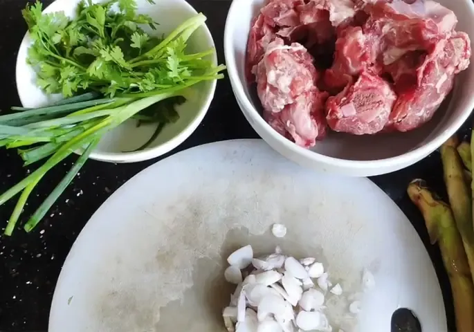 Quy trình sơ chế ngó khoai và cá để món ăn không ngứa, không tanh