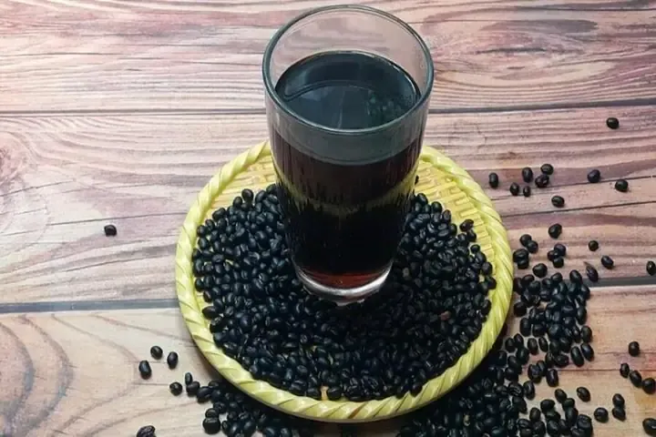 Hình ảnh minh họa cách nấu nước đậu đen xanh lòng giảm cân hiệu quả