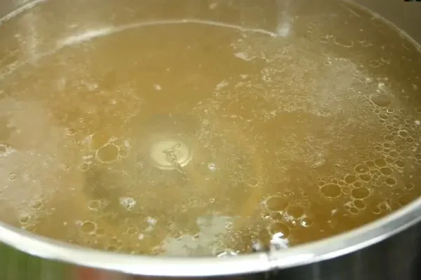 Nước dùng phở gà đạt chuẩn phải có độ trong và vị ngọt thanh