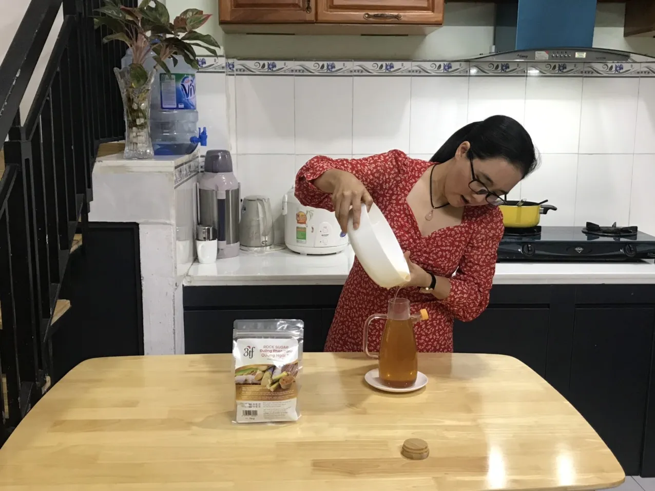 Cho nước đường vào bình để bảo quản