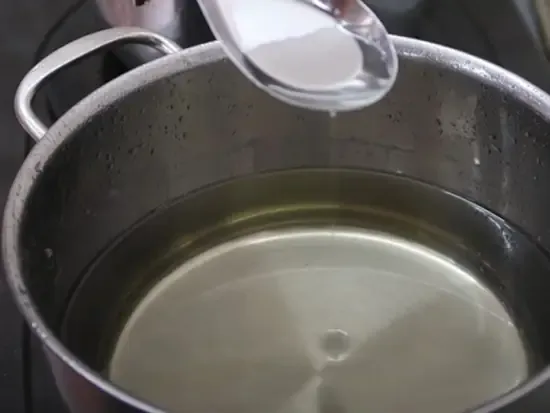 Các nguyên liệu chuẩn bị làm nước đường cho trà tắc bao gồm đường, tắc và nước