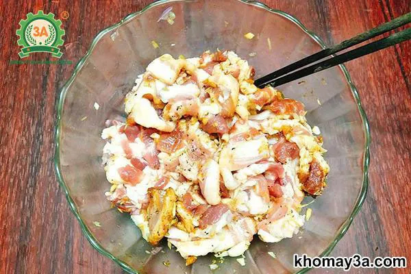 Sơ chế tôm thịt cho món mì Quảng