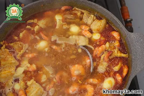 Nấu nước lèo mì Quảng tôm thịt