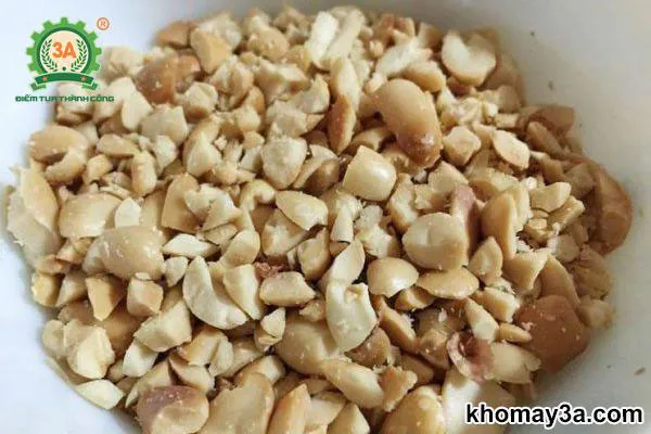 Chế biến nước lèo mì Quảng