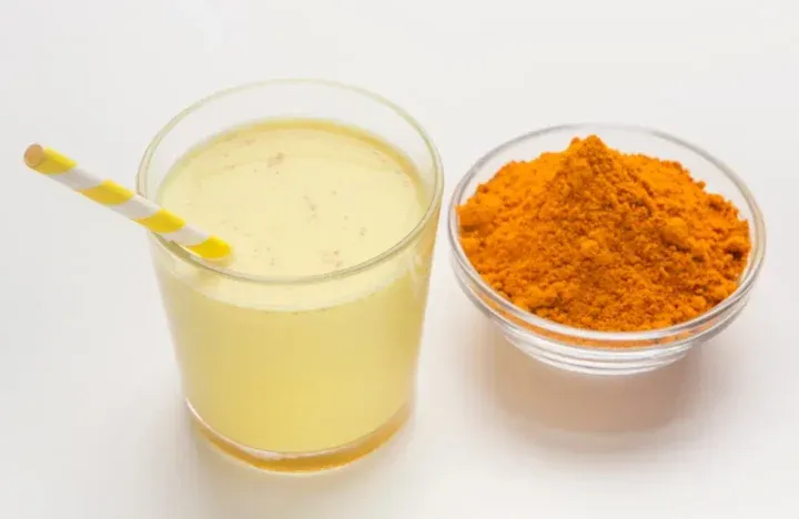 Cận cảnh ly nước nghệ tươi màu vàng óng