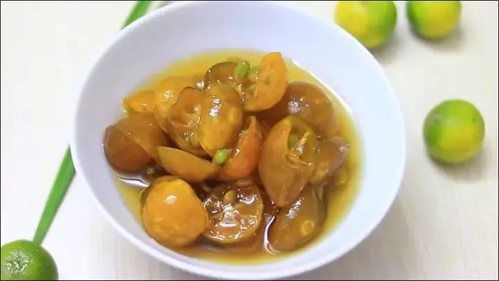 Ly nước tắc đường phèn mát lạnh với lát gừng tươi và lá tắc