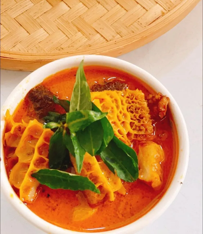 Thưởng thức phá lấu bò với bánh mì và rau răm