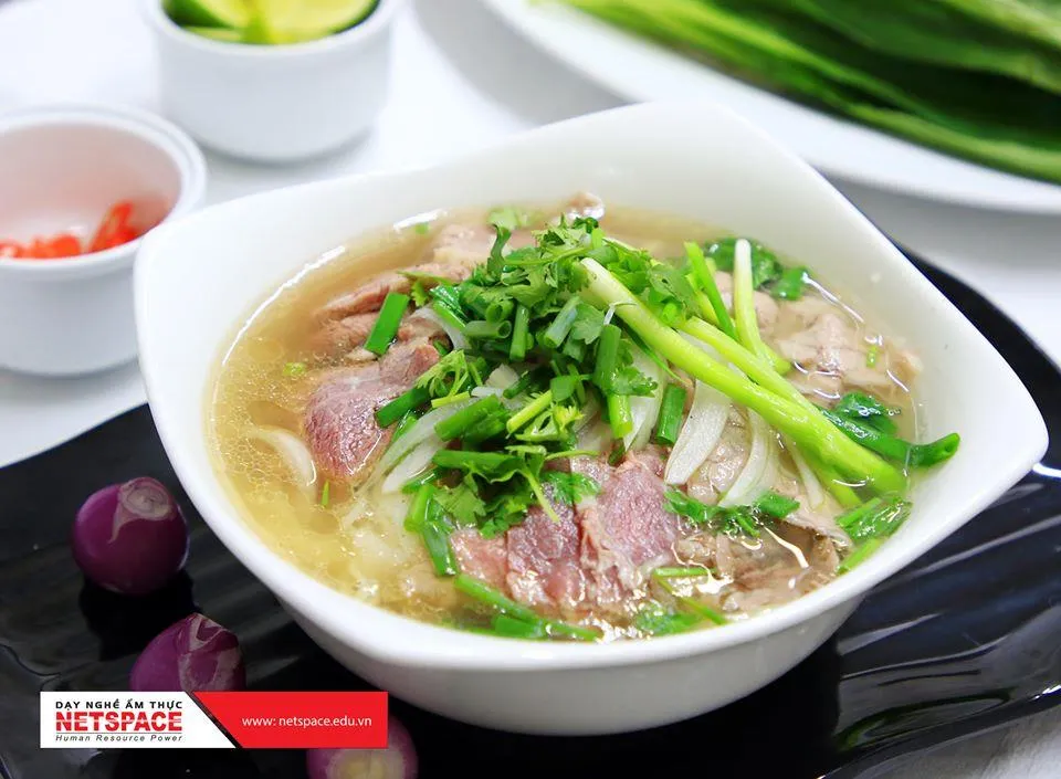 Học viên đang thực hành lựa chọn nguyên liệu tươi ngon tại lớp học nấu phở