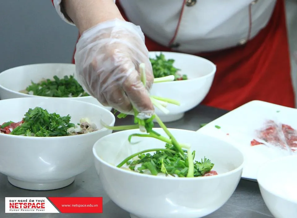 Phương pháp bảo quản nước dùng phở bò để giữ nguyên hương vị qua đêm