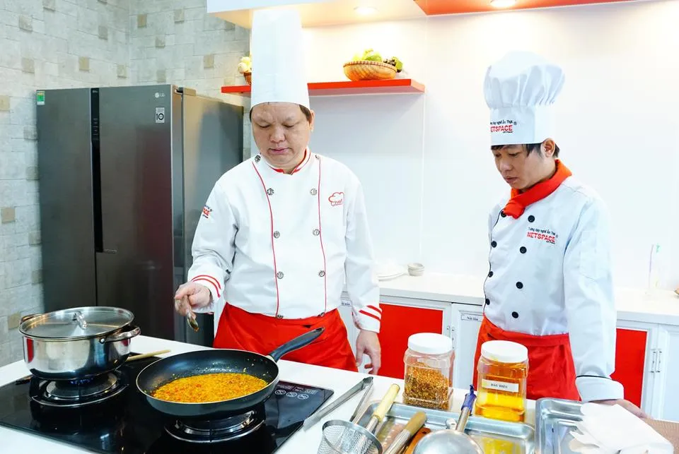 Giảng viên chia sẻ bí quyết ninh xương bò để có nước dùng phở trong vắt