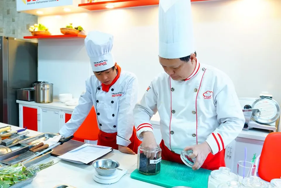 Thực hành rang và xử lý thảo mộc để tạo hương vị đặc trưng cho món phở